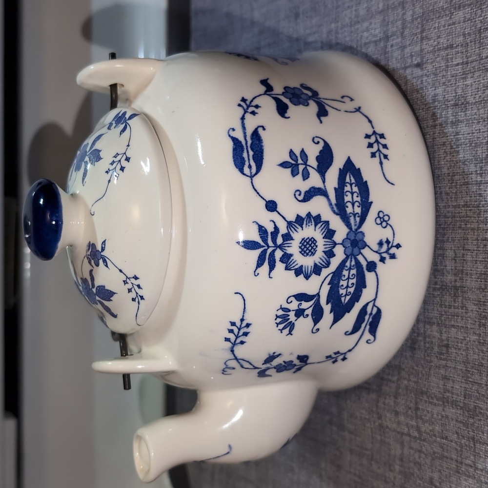 Blue Onion Pattern Tea Pot - Picture 6 of 9